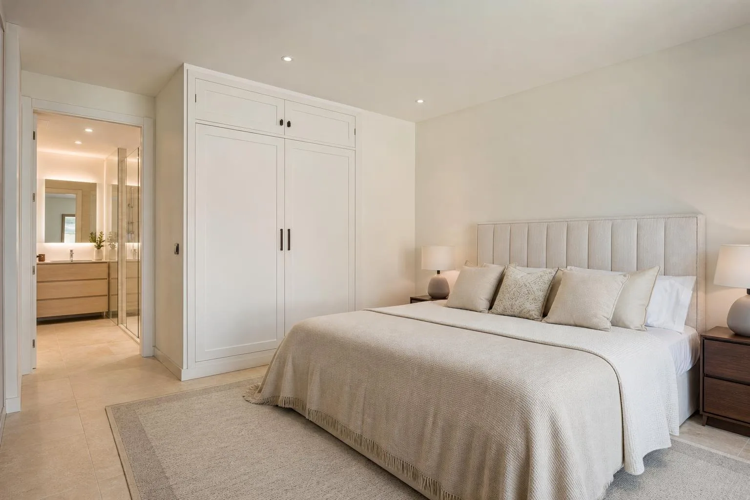 Dormitorio principal reformado con baño integrado