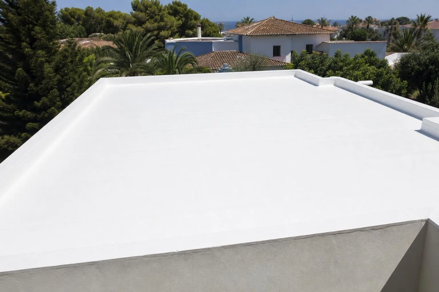 Azotea con membrana impermeable blanca aplicada de forma uniforme