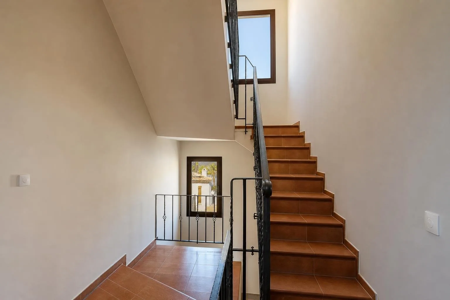 Escalera de vivienda con paredes recién enlucidas